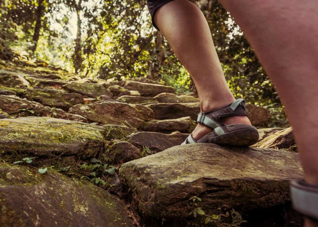 5 Merek Sandal Gunung Pria Lokal Harga Murah Terbaik